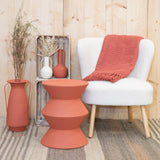 AUBRY GASPARD Bout de canapé Graphique en métal Finition Mate Terracotta – Style Brut et Artisanal