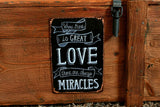 Voyage Vieux Coffre Table basse Cottage cuiseur vapeur Coffre en pin avec vintage Tin Sign Largeur : 110 cm Hauteur : 45 cm Profondeur : 60 cm