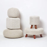 HOMESCAPES Pouf tressé en tricot et pieds en bois, coloris Blanc cassé, 32x32x42 cm