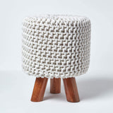 HOMESCAPES Pouf tressé en tricot et pieds en bois, coloris Blanc cassé, 32x32x42 cm