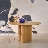 sweeek - Table à Manger Ronde Bois d'hévéa et placage chêne Naturel 4 Places 130cm - Leonore