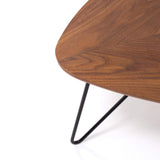 Marque Amazon - Rivet - Table basse triangulaire, en noyer et à base en métal noir, 77 x 65 x 56 cm