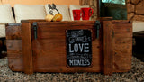 Own Design Voyage Vieux Coffre Table Basse Cottage cuiseur Vapeur Coffre en pin avec Vintage Tin Sign Largeur : 110 cm Hauteur : 45 cm Profondeur : 60 cm